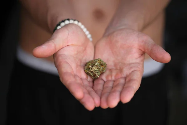 Maconha Medicinal Cannabis Seca Nas Mãos — Fotografia de Stock