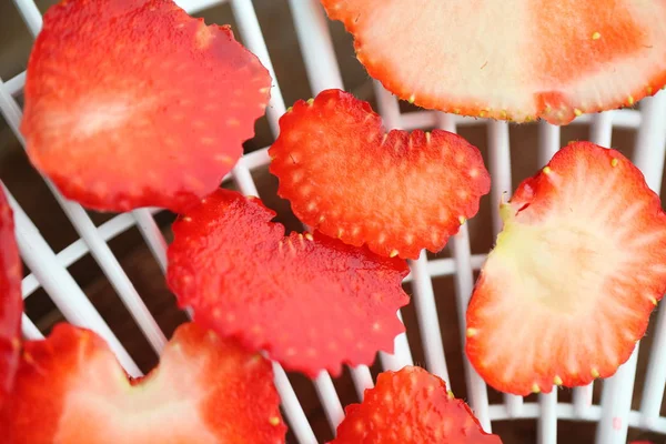 Geschnittene Erdbeeren Trockenregal Fruchttrockner — Stockfoto