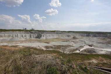 Çimento fabrikası üretimi için hammadde çıkarma için peyzaj görünümü taş ocağı 
