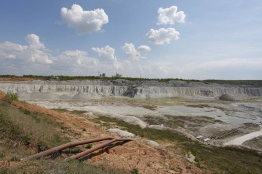 Çimento fabrikası üretimi için hammadde çıkarma için peyzaj görünümü taş ocağı 