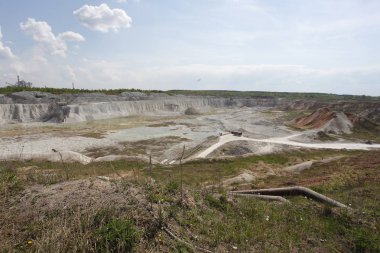 Çimento fabrikası üretimi için hammadde çıkarma için peyzaj görünümü taş ocağı 