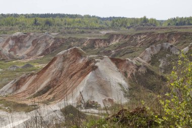 Çimento fabrikası üretimi için hammadde çıkarma için peyzaj görünümü taş ocağı 