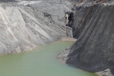 Çimento fabrikası üretimi için hammadde çıkarma için peyzaj görünümü taş ocağı 