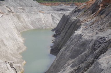 Çimento fabrikası üretimi için hammadde çıkarma için peyzaj görünümü taş ocağı 