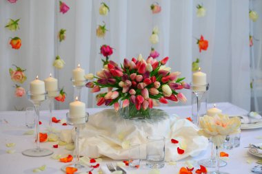 Parlak renkli çiçekler buket düğün dekorasyonu 