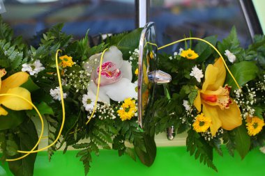 Dekorasyon yeşil otomobil parlak renkli çiçek buket