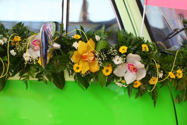 Dekorasyon yeşil otomobil parlak renkli çiçek buket