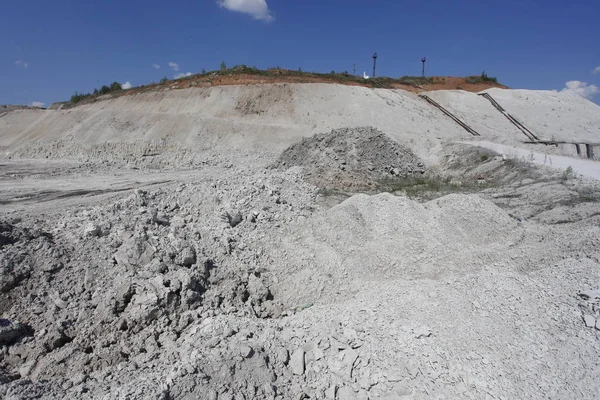 Steinbruch Zur Gewinnung Von Rohstoffen Für Die Produktion Von Zementfabriken — Stockfoto