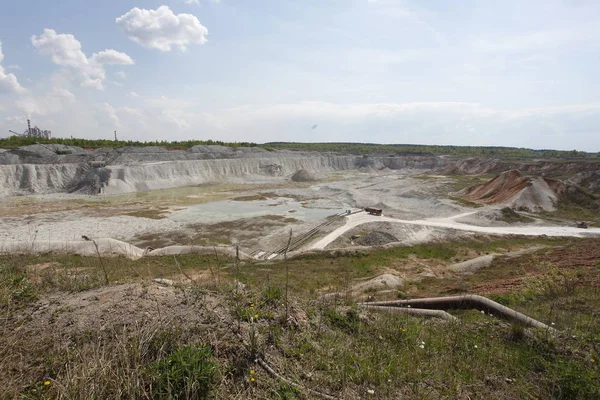 Çimento fabrikası üretimi için hammadde çıkarma için peyzaj görünümü taş ocağı 
