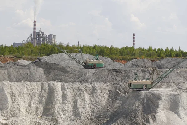 Krajobraz Widok Kamieniołom Wydobycia Surowców Produkcji Cementu Fabryki — Zdjęcie stockowe