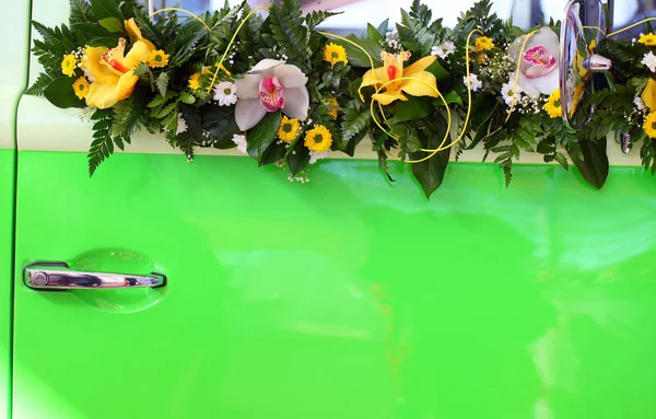 Украшение Зеленый Автомобиль Яркий Красочный Букет Цветов — стоковое фото