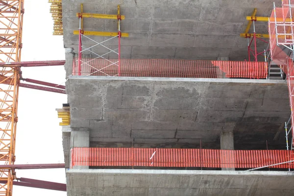 ベラルーシ ミンスク 2015年5月 建築工事現場コンクリート壁と造形工事 — ストック写真