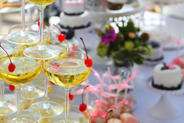 Třešně Skleněném Šampaňském Slavnostním Stole Koncepce Stravování — Stock fotografie