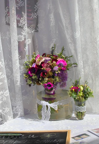 花束婚礼桌上鲜艳的五颜六色的花朵 — 图库照片