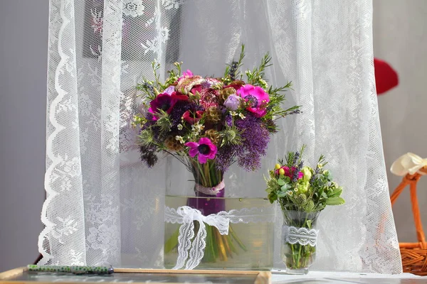 Φωτεινά Πολύχρωμα Λουλούδια Μπουκέτο Τραπέζι Γάμου — Φωτογραφία Αρχείου
