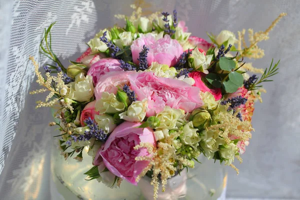 ブーケの結婚式のテーブルで明るいカラフルな花 — ストック写真