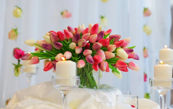 테이블 모란과 촛불에 꽃다발 — 스톡 사진