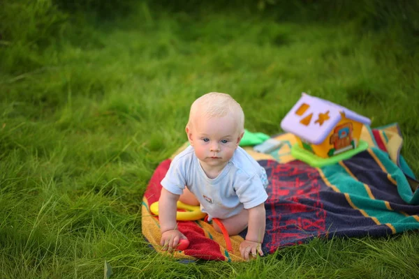 Carino Bambino Giocare All Aperto — Foto Stock