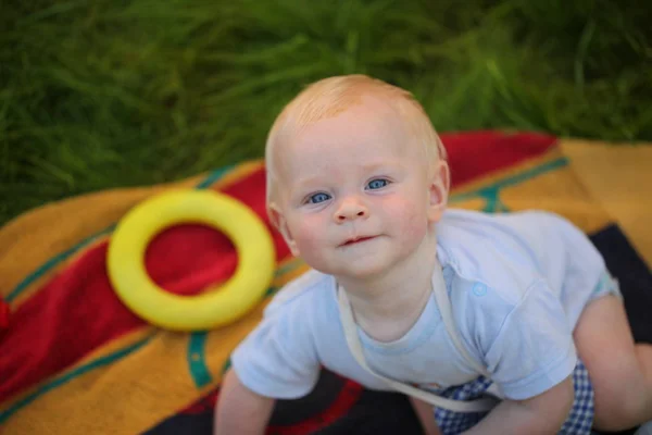 Menino Bonito Brincando Livre — Fotografia de Stock