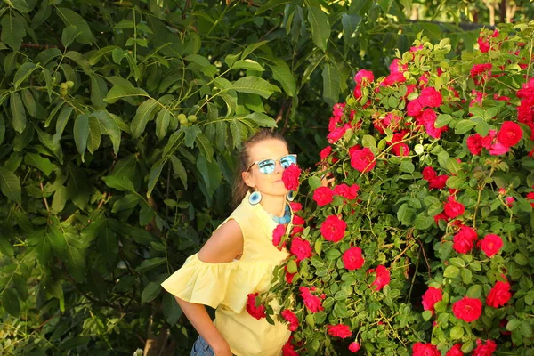 Joven Hermosa Mujer Posando Contra Rosas Rojas — Foto de Stock