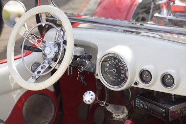 Beyaz Rusya,03 Nisan 2014:Uluslararası Retro Oto Minsk Festivali. Eski direksiyon simidi ve gösterge paneli vintage araba 