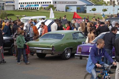 Beyaz Rusya,03 Nisan 2014:Uluslararası Retro Oto Minsk Festivali. Eski direksiyon simidi ve gösterge paneli vintage araba 