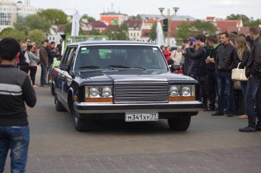 Beyaz Rusya,03 Nisan 2014:Uluslararası Retro Oto Minsk Festivali. Eski direksiyon simidi ve gösterge paneli vintage araba 