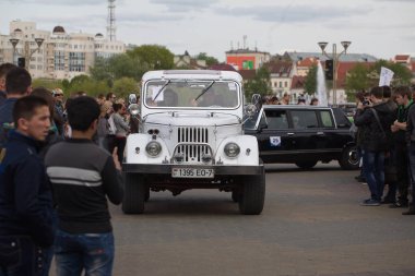 Beyaz Rusya,03 Nisan 2014:Uluslararası Retro Oto Minsk Festivali. Eski direksiyon simidi ve gösterge paneli vintage araba 