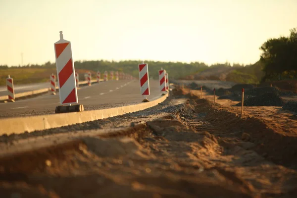 Építése az út a modern beton autópálya gyorshajtás — Stock Fotó