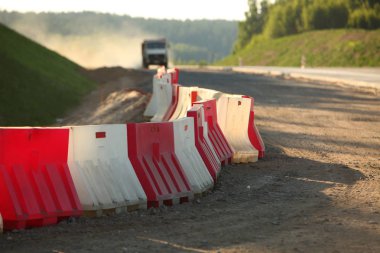 Modern beton yüksek hızlı karayolu yolu inşaatı.