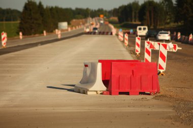 Modern beton yüksek hızlı karayolu yolu inşaatı.
