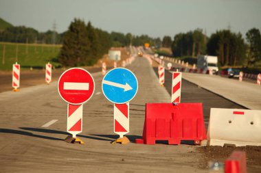 Modern beton yüksek hızlı karayolu yolu inşaatı.