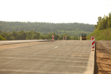 Modern beton yüksek hızlı karayolu yolu inşaatı.