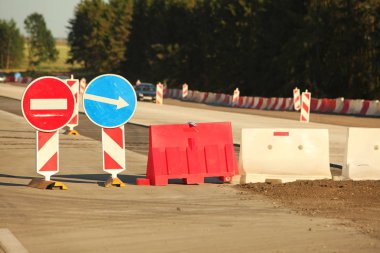 Modern beton yüksek hızlı karayolu yolu inşaatı.