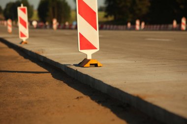 Modern beton yüksek hızlı karayolu yolu inşaatı.