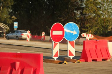 Modern beton yüksek hızlı karayolu yolu inşaatı.