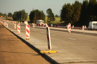 Modern beton yüksek hızlı karayolu yolu inşaatı.