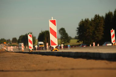Modern beton yüksek hızlı karayolu yolu inşaatı.