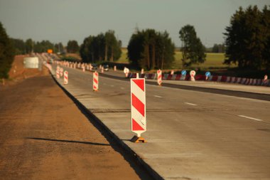 Modern beton yüksek hızlı karayolu yolu inşaatı.