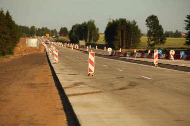 Modern beton yüksek hızlı karayolu yolu inşaatı.
