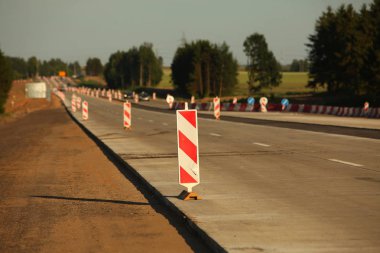 Modern beton yüksek hızlı karayolu yolu inşaatı.