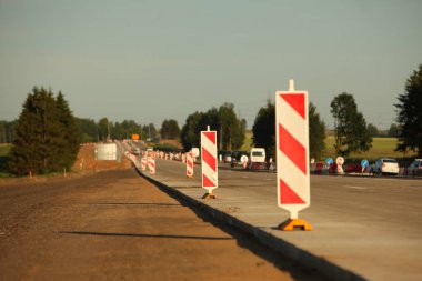 Modern beton yüksek hızlı karayolu yolu inşaatı.