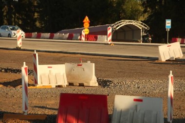 Modern beton yüksek hızlı karayolu yolu inşaatı.