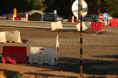 Modern beton yüksek hızlı karayolu yolu inşaatı.
