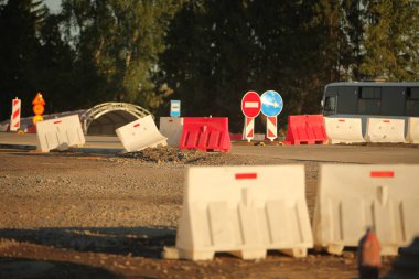 Modern beton yüksek hızlı karayolu yolu inşaatı.