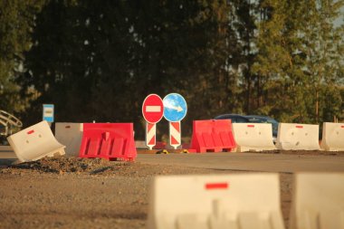 Modern beton yüksek hızlı karayolu yolu inşaatı.