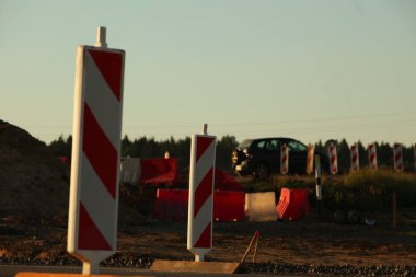 Modern beton yüksek hızlı karayolu yolu inşaatı.