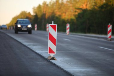 Modern beton yüksek hızlı karayolu yolu inşaatı.
