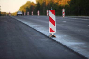 Modern beton yüksek hızlı karayolu yolu inşaatı.
