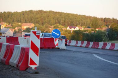 Modern beton yüksek hızlı karayolu yolu inşaatı.